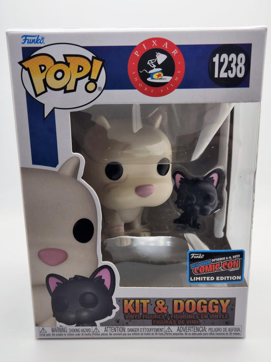 Kit &amp; Doggy - #1238 - Autocollant exclusif New York Comic Con 2022 - État de la boîte 9/10