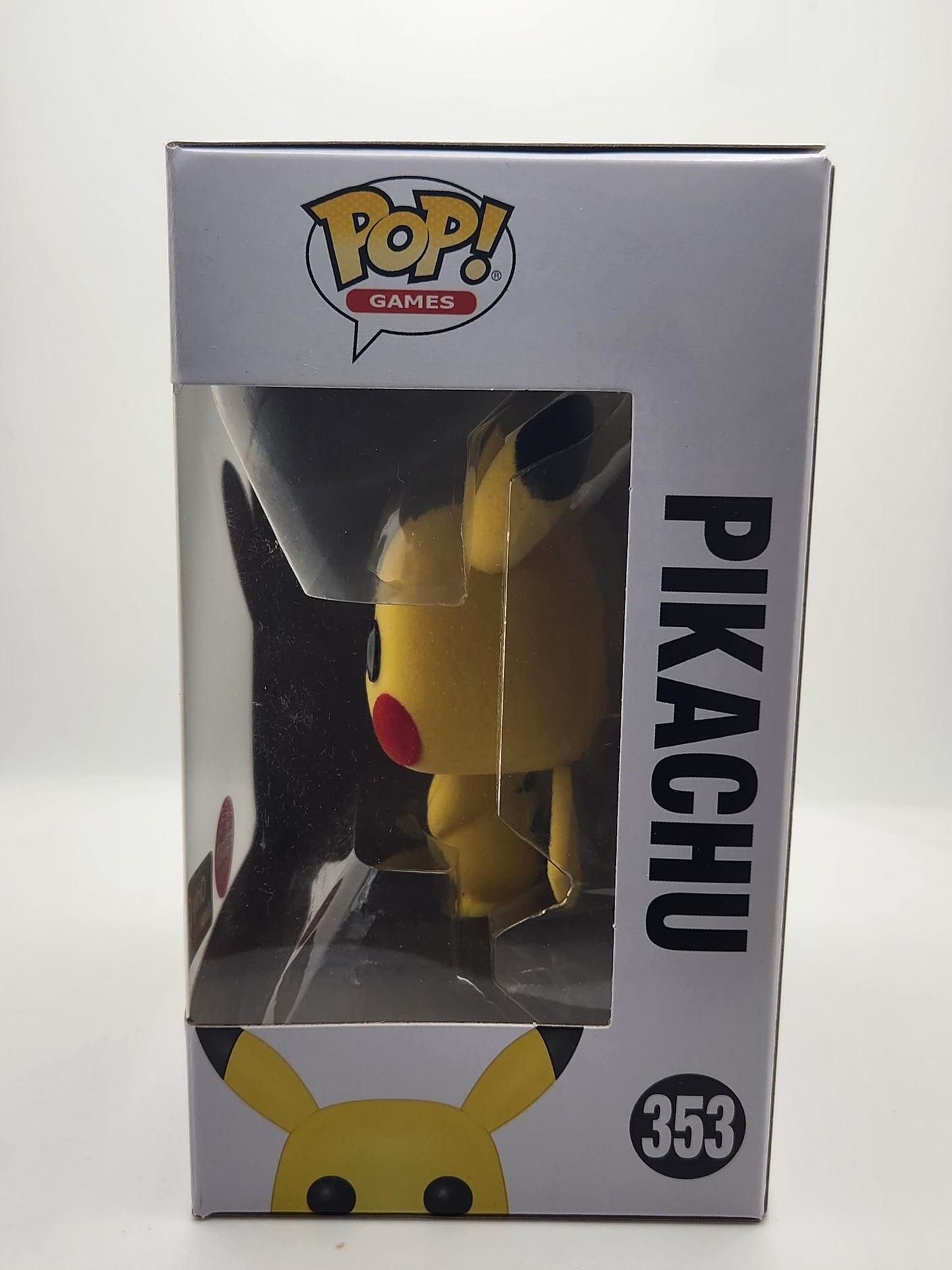 Pikachu (Flocked) - #353 - Adhesivo Gamestop - Estado de la caja 9/10